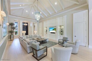 425 Harbour Dr in Naples, FL - Building Photo