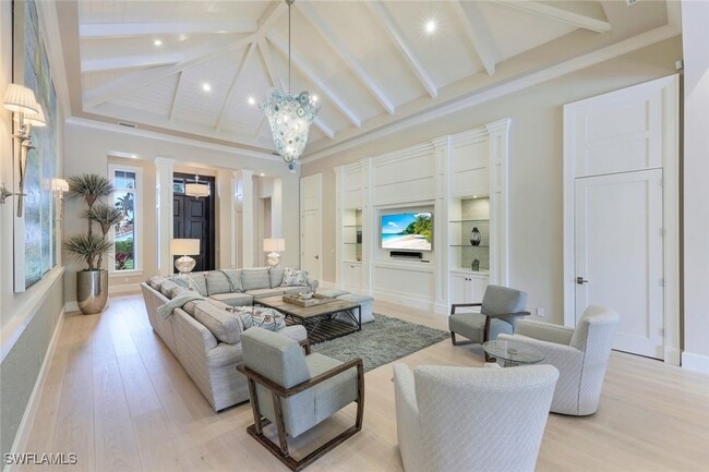 property at 425 Harbour Dr