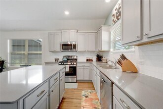 6813 Colorado Bluffs Rd in Austin, TX - Building Photo - Building Photo