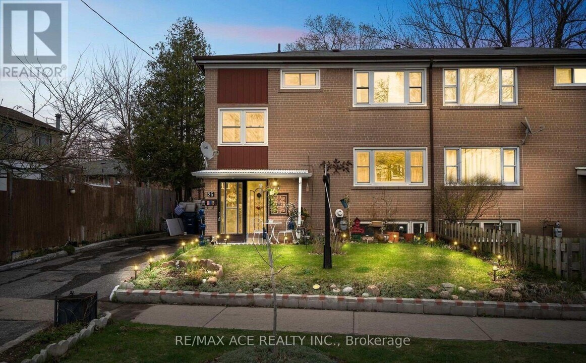 25 Overture Rd in Toronto, ON - Building Photo