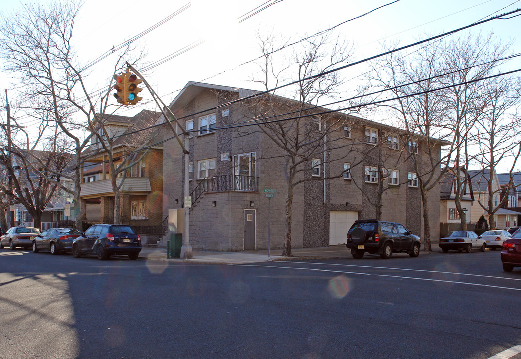 261-263 Avenue B in Bayonne, NJ - Building Photo