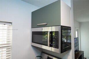 224 Meridian Ave, Unit 6 in Miami Beach, FL - Building Photo