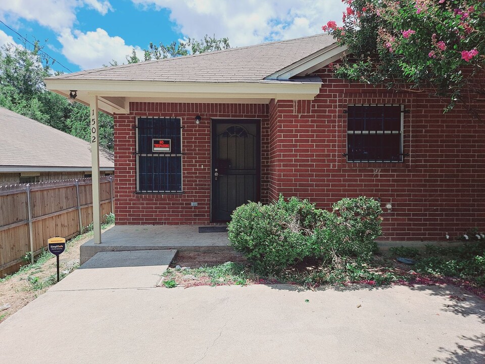 1500-1502 E Mulkey St in Fort Worth, TX - Foto de edificio