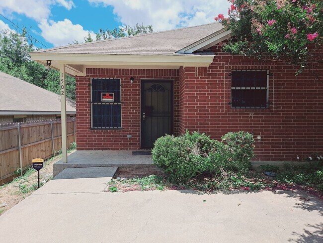 property at 1500-1502 E Mulkey St