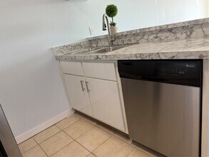 9930 Twin Lakes Dr in Coral Springs, FL - Building Photo - Building Photo