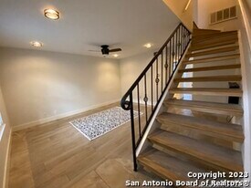 2811 Woodbury St in San Antonio, TX - Building Photo