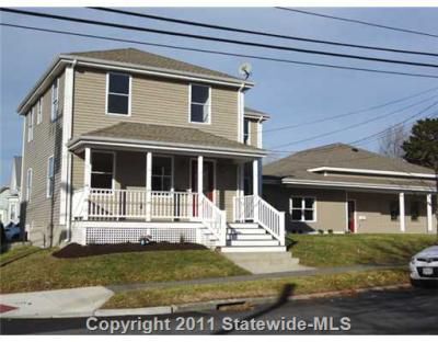 103 Bayview Ave, Unit A in Bristol, RI - Building Photo