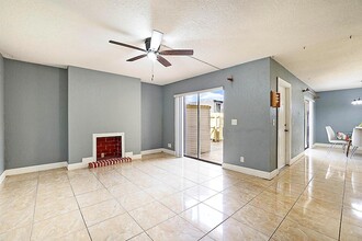 320 Woodland Rd, Unit 4-002 in Palm Springs, FL - Building Photo - Building Photo