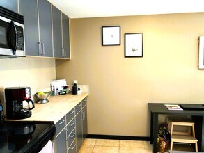2333 W Plymouth St, Unit #2 in Seattle, WA - Building Photo - Building Photo