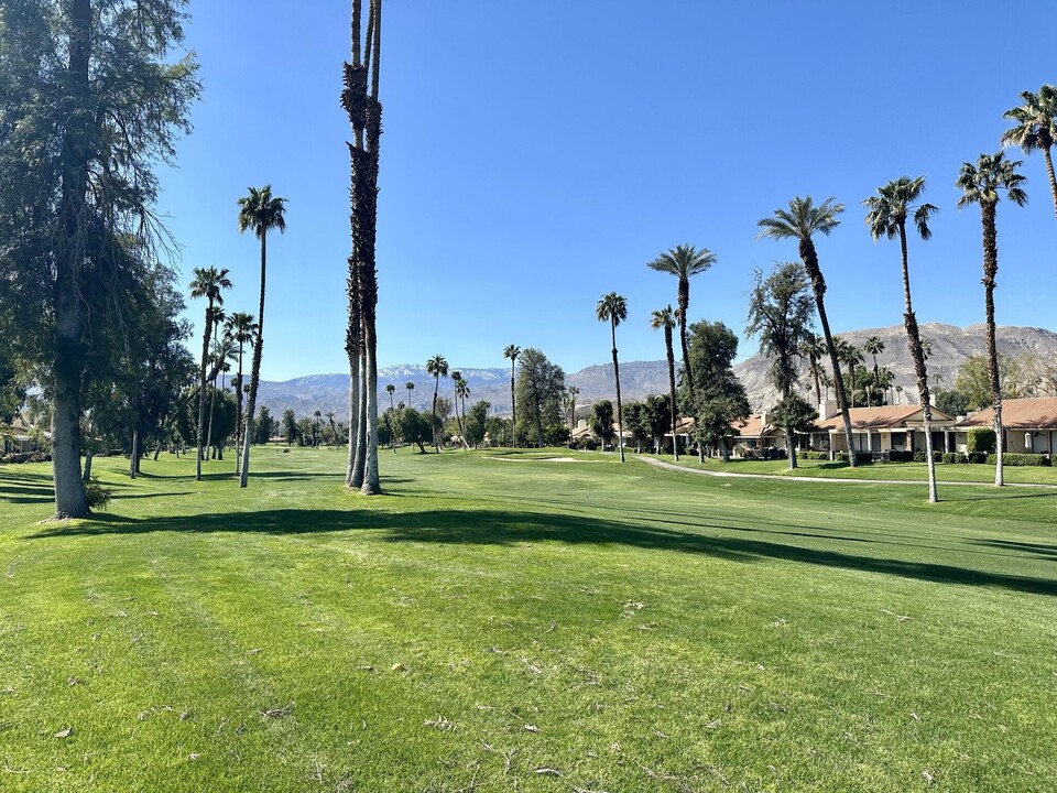 221 Serena Dr in Palm Desert, CA - Foto de edificio