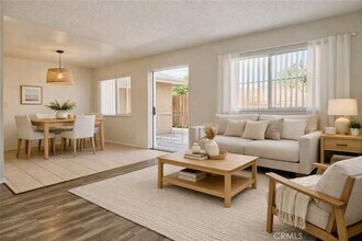 17092 Emerald Ln, Unit 4 in Huntington Beach, CA - Building Photo - Building Photo