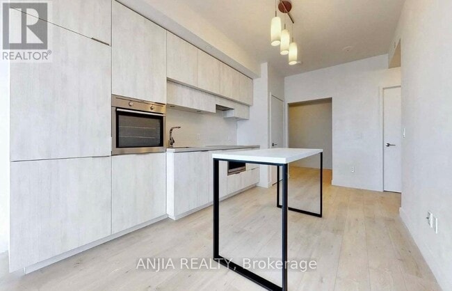 8 Eglinton Ave E in Toronto, ON - Building Photo - Building Photo