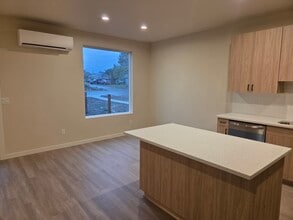 111 Section St in Molalla, OR - Foto de edificio - Building Photo