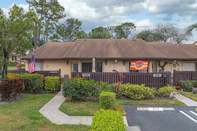 Pine Ridge North II in Greenacres, FL - Building Photo - Building Photo