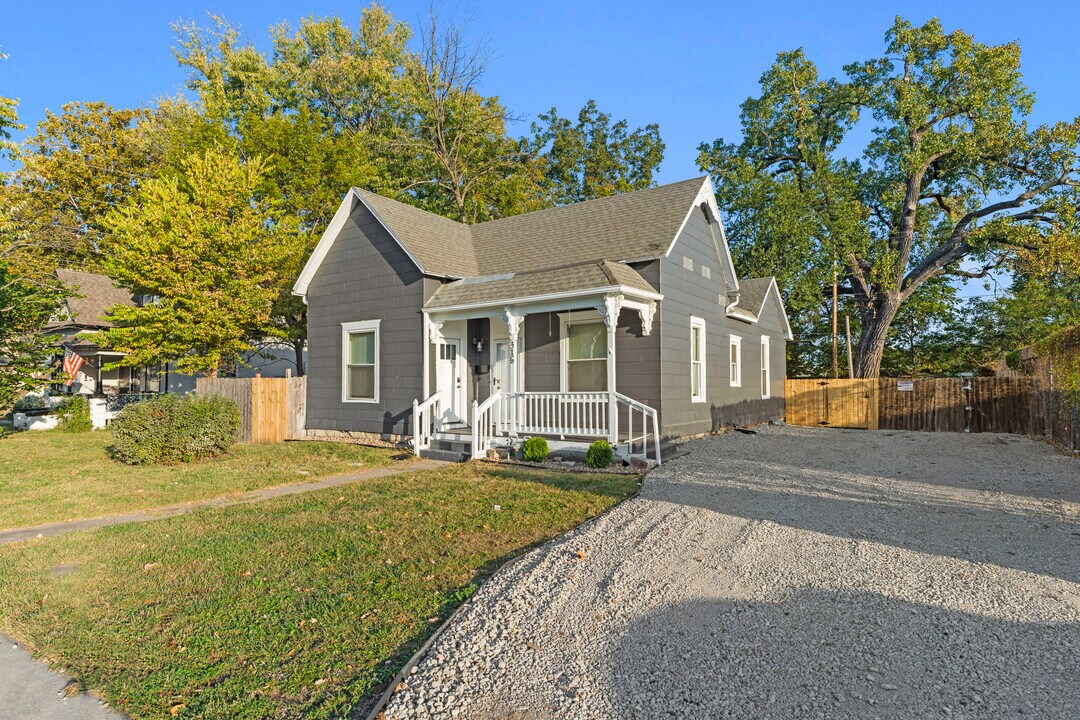 316 W Park St in Olathe, KS - Foto de edificio