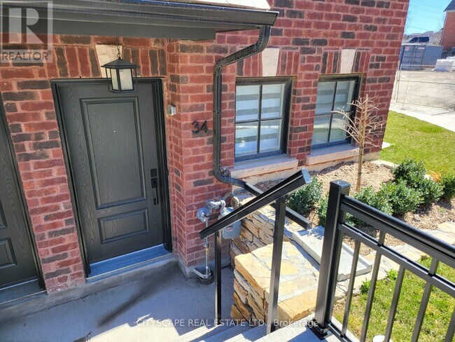 20 Lunar Cres in Mississauga, ON - Building Photo - Building Photo