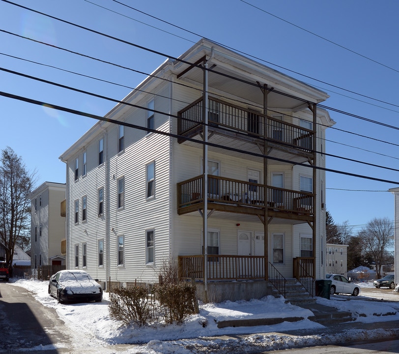 29 Maple St in Attleboro, MA - Foto de edificio