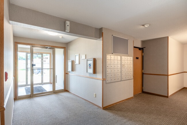 Surrey Gardens Apartments in Eagan, MN - Foto de edificio - Lobby