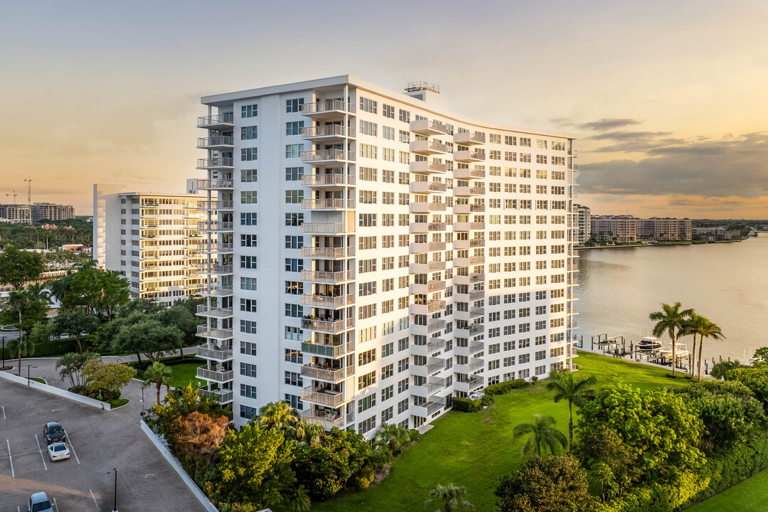 Lake House South in Boca Raton, FL - Building Photo