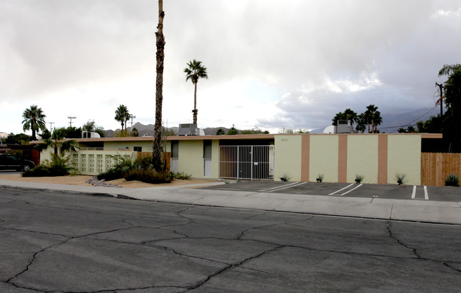 1777 E Arenas Rd in Palm Springs, CA - Building Photo - Building Photo