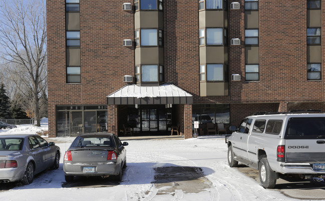 Osborne Apartments in Fridley, MN - Foto de edificio - Building Photo