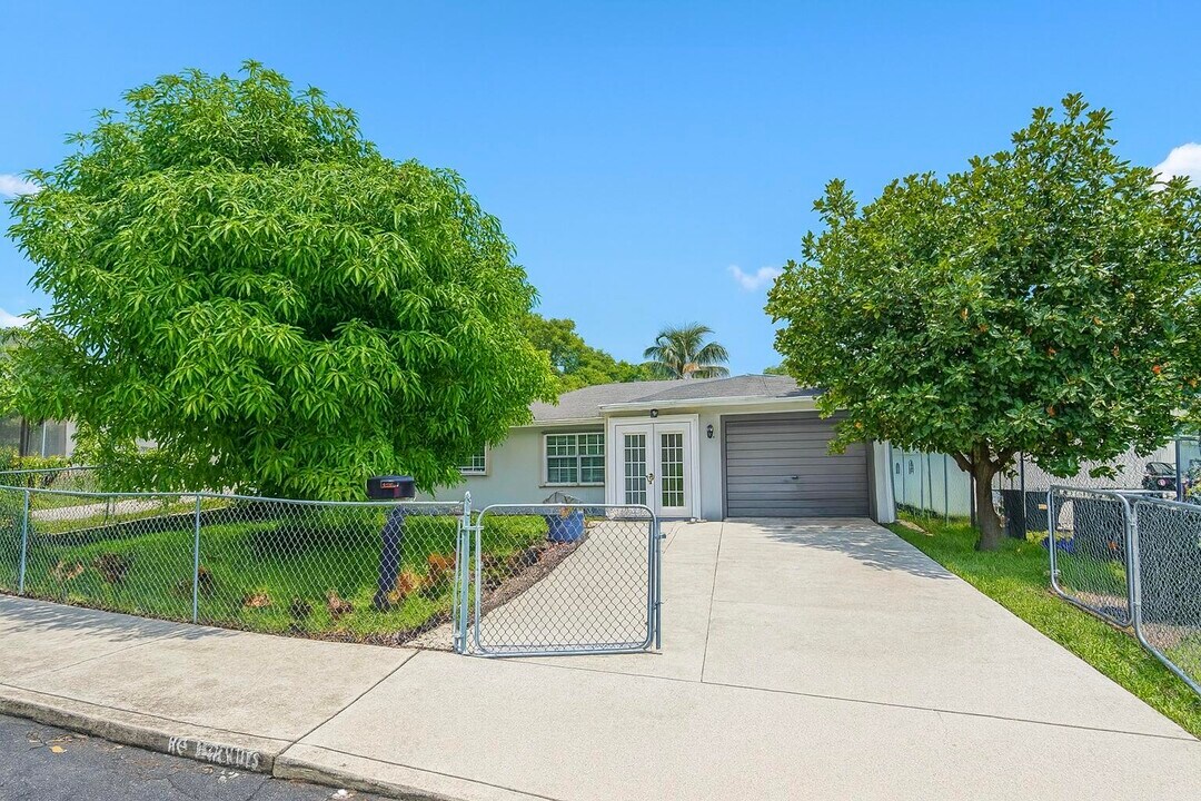 1733 Sunset Ave in Lake Worth Beach, FL - Building Photo