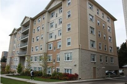 251-251 Lester St in Waterloo, ON - Building Photo