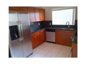 1051 Briar Ridge Rd in Weston, FL - Building Photo