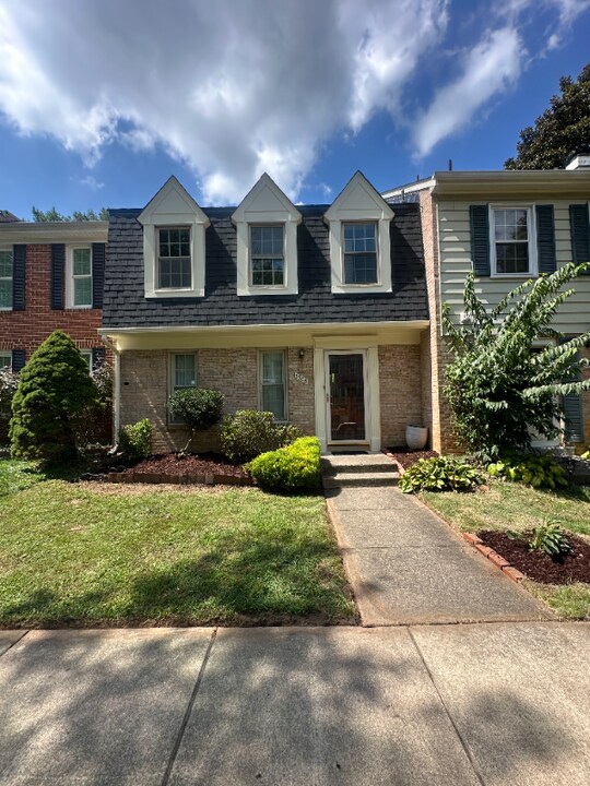 5908 Kara Pl in Burke, VA - Building Photo