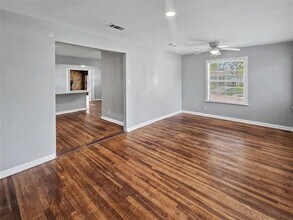 1302 Westward Ave in La Marque, TX - Foto de edificio - Building Photo