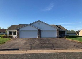 634 Sycamore Dr in New Richmond, WI - Building Photo