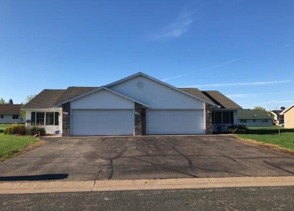 634 Sycamore Dr in New Richmond, WI - Foto de edificio