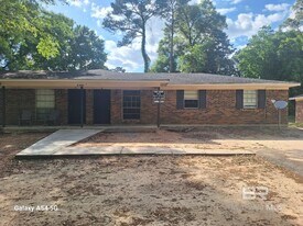 2209 Wolf Ridge Rd in Mobile, AL - Building Photo