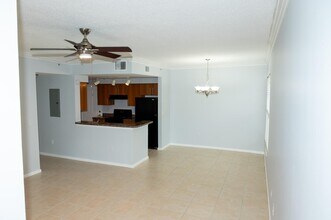 5820 W Sample Rd, Unit Poinciana 2-105 in Coral Springs, FL - Building Photo - Building Photo
