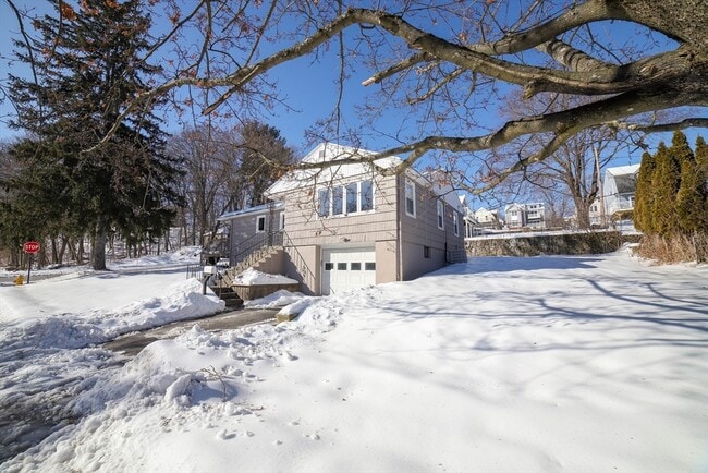 30 Locust Ave in Worcester, MA - Foto de edificio - Building Photo