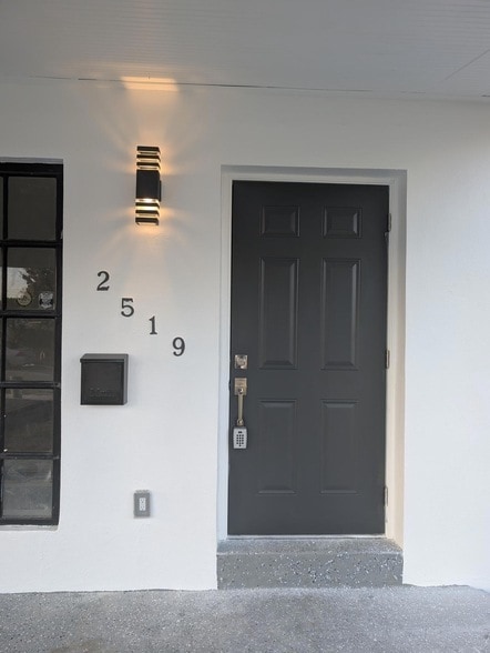 2519 Plunkett St in Hollywood, FL - Foto de edificio - Building Photo