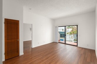 8310 Regents Rd, Unit 3A in San Diego, CA - Building Photo - Building Photo