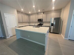 490 Fairview Hills St in Las Vegas, NV - Building Photo - Building Photo