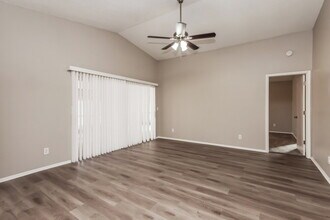 5701 Longleaf Dr in North Fort Myers, FL - Foto de edificio - Building Photo