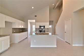 6601 Loretta White Ln in Austin, TX - Foto de edificio - Building Photo