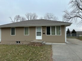 4911 Sunset Dr in Ralston, NE - Building Photo