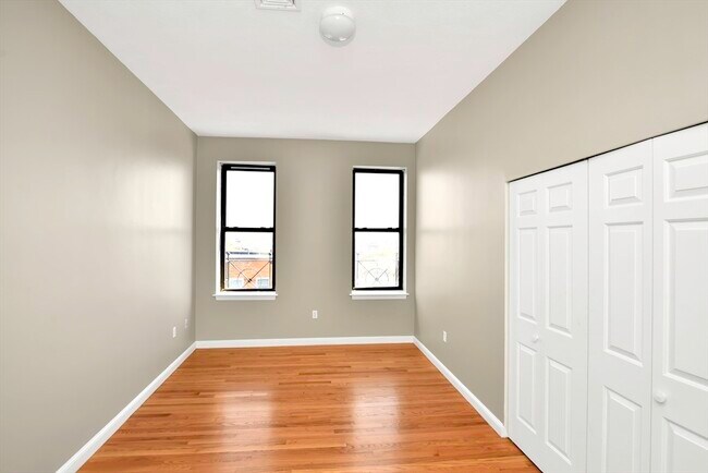 8 Forest St, Unit #201 in Medford, MA - Building Photo - Building Photo