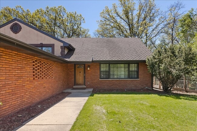 33 Half Day Rd in Lincolnshire, IL - Building Photo - Building Photo