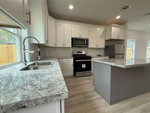 7914 Laura Koppe Rd in Houston, TX - Foto de edificio - Building Photo