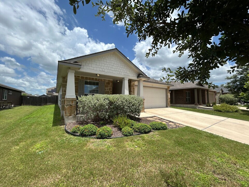 2293 Olive Hill Dr in New Braunfels, TX - Building Photo