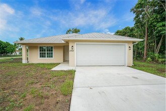 5707 Shannon Dr in Fort Pierce, FL - Foto de edificio - Building Photo