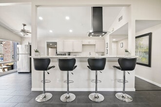 9452 Larrabee Ave in San Diego, CA - Foto de edificio - Building Photo