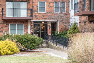 Oak Court Condominiums in Evanston, IL - Building Photo - Building Photo