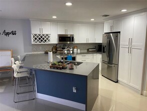 11436 NW 50th Terrace in Doral, FL - Building Photo - Building Photo