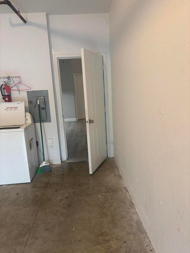 350 Crestwood Cir, Unit 106 in Royal Palm Beach, FL - Foto de edificio - Building Photo